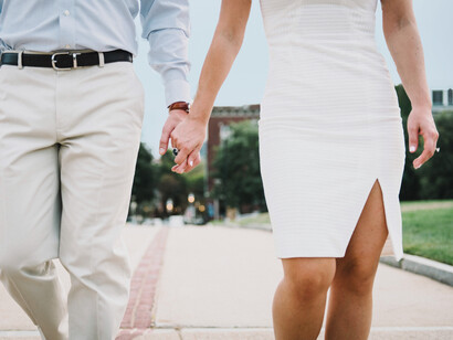 Pareja con vestimenta para un evento tipo cóctel