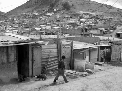 Cientos de miles de campesinos latinoamericanos abandonan el campo y la vocación agrícola, hacia un mundo urbano de segregación y pobreza