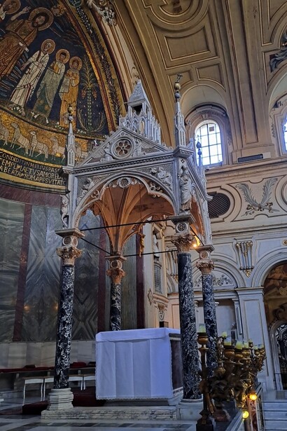 Roma, Basilica di Santa Cecilia in Trastevere, ciborio realizzato da Arnolfo di Cambio nel 1293, prospetto laterale, ph. Roberto Luciani
