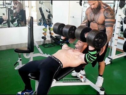 Bench-pressing with 52kg dumbells by Francesco Frasca under the supervision of Francesco Gioia