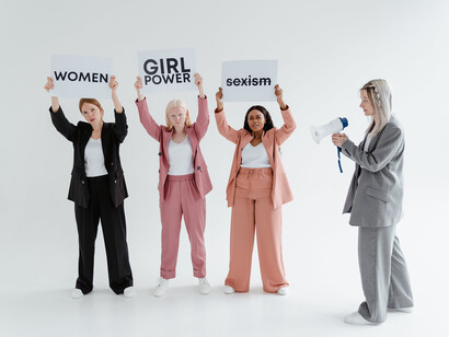 Femministe posano per protestare contro il sessismo