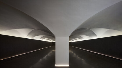 Il Salone Borghini nel piano interrato - Nuovo Museo degli Innocenti, Firenze. Foto di Pietro Savorelli, Benedetta Gori e Damiano Verdiani