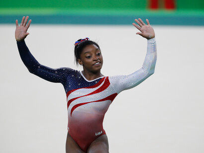 Simone Biles Owens é uma ginasta profissional dos Estados Unidos, especialista na ginástica artística, vencedora de trinta medalhas em campeonatos mundiais, sendo vinte e três delas de ouro. Foto de Fernando Frazão/Agência Brasil