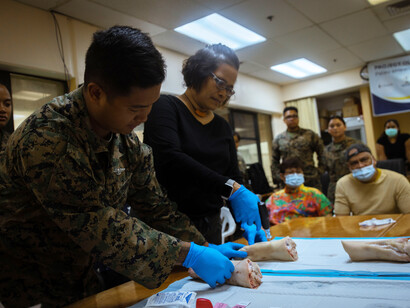 Ejercicios como Koa Moana administran el 1.er Grupo de Logística de Infantería de Marina para abordar desafíos complejos, fomentando la colaboración entre pensadores audaces y empleando métodos creativos para optimizar el preposicionamiento, mejorar las redes de sostenimiento y distribución, y reforzar la preparación en entornos como Palaos, jilio 2024, Estados Federados de Micronesia y Papúa Nueva Guinea