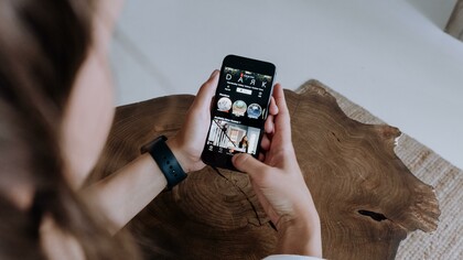 Intrattenimento, contenuti multimediali e tecnologia. La tecnologia ci aiuta, inutile negarlo, ma dall’altro lato ci ingabbia, alimenta una dipendenza che può sfociare in forme di depressione e ansia molto gravi. E il pericolo di assenza di pensiero, di una condizione di semi incoscienza indotta, quasi come un coma irreversibile sarebbe un ottimo motivo per allontanarci dalla tecnologia almeno un po’, pensando a momenti di disintossicazione