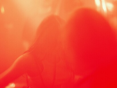 Marta mi ha preso la mano e mi ha portato verso l’uscita, mentre Samantha si è appartata con un amico in un angolo della discoteca dove c’erano i divanetti foderati di tessuto ruvido sintetico scadente