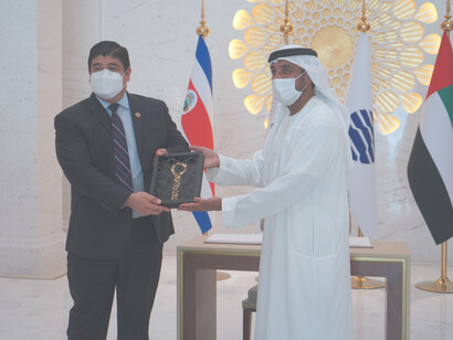 Carlos Alvarada Quesada, expresidente de Costa Rica, y el jeque Ahmed bin Saeed Al Maktoum en la Expo Dubái 2020