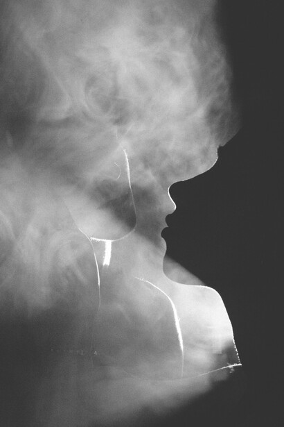 Bacio nel fumo. L'incenso diventa il profumo dell'adorazione, un rito per elevarsi verso il cielo infinito dell'amore