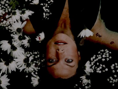 En medio de las flores