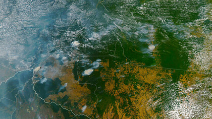 Fotografía de satélite de la Amazonia donde se ven los fuegos que asolan la región 