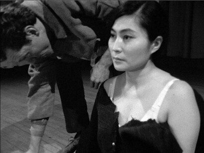 Yoko Ono. John cuts piece 1