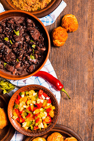 Feijoada. A alimentação, seja ela afetada por condições climáticas, sociais ou outras, também seguiu e segue orientações ancestrais e atuais