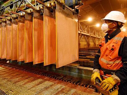 Habría que agregar un 30% más por el oro, la plata, el molibdeno, el renio, cobalto, etc., contenido en la exportación de concentrados de cobre, lo que arroja que las mineras extranjeras se han llevado alrededor de 900,000 millones de dólares
