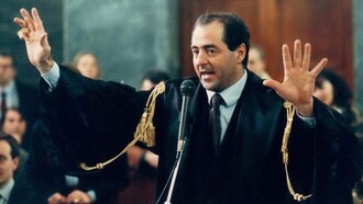 Magistrato Antonio Di Pietro durante il processo "Tagentopoli" 1992-1993. L'inchiesta, chiamata "Mani Pulite", fu condotta dalla magistratura italiana, portò alla scoperta di un sistema diffuso di tangenti, mazzette e finanziamenti illeciti, utilizzati per ottenere favori politici o appalti pubblici