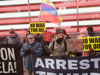 Estadounidenses protestando en Nueva York exigen el arresto de Donald Trump por el secuestro del presidente Nicolás Maduro y su esposa, 3 de enero de 2026