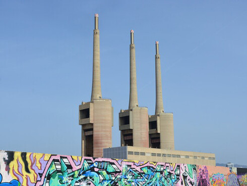 En 2007 se constituye la “Plataforma para la conservación de las Tres Chimeneas". Tras muchos problemas y manifestaciones, en 2008, el Ayuntamiento de Sant Adrià de Besòs organizó una consulta popular para decidir si las Tres Chimeneas debían seguir en pie o ser derribadas. Central térmica de Sant Adrià de Besòs desde la playa, 2024, Barcelona, España