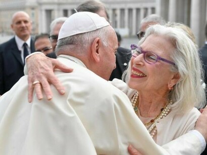 Pope Francis warmly embraces Sandra Gering in a touching moment, the heartfelt photos captured by Vatican Media