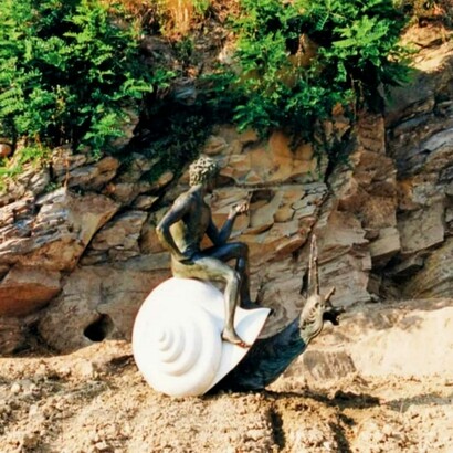 “Ragazzo sulla chiocciola” è la fontana commissionata a Cataldo Valente dal comune di Pelago