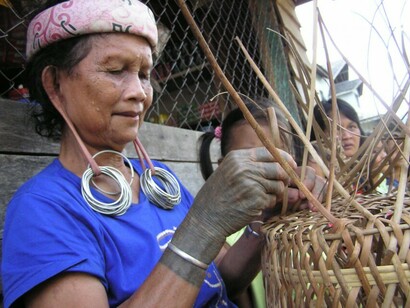 Donne Dayak che creano ceste