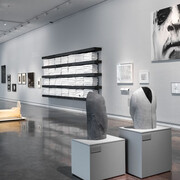 Varios artistas, Habitar las sombras, vista de exhibición. Cortesía de IVAM