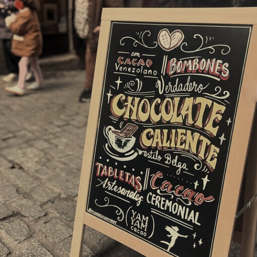 Yam Yam Cacao funciona como un espacio vivo en pleno centro de Madrid donde el chocolate se transforma en experiencia y punto de encuentro