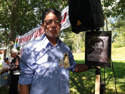 Freddy Durán con una fotografía de Luis Durán