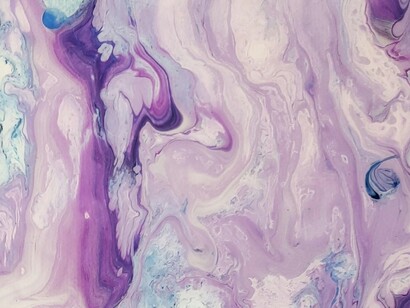Frattura/Comparsa/Dissolvenza è un’azione musicale e scenica che si pone estranea a spazio e tempo, creatrice di un mondo a sé stante, liturgico, catartico, terapeutico, “altro”
