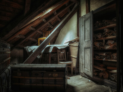 Soffitta. La storia di Donna Luisa, la misteriosa proprietaria di un dammuso disabitato dal 1900, e scopri i segreti nascosti tra le sue mura