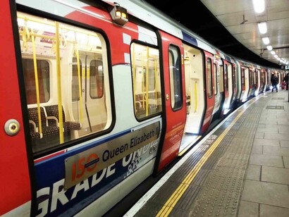 Un vagón del metro de Londres detenido en una estación