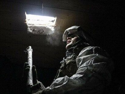 Soldat in den Schützengräben. Bislang scheint die Ukraine entschlossen, dem russischen Aggressor zu widerstehen