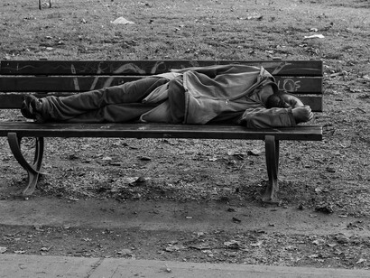 Durmiendo en un banco