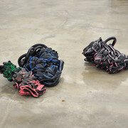 Nina Canell
Gaines perdues (H) (détail) [Shedding Sheaths (H)] (Detail), 2015
Gaine extérieure de câbles à fibre optique et béton
Dimensions variables
Courtoisie de l’artiste ; Galerie Barbara Wien ; Berlin; Daniel Marzona, Berlin; Mendes Wood DM, São Paulo
© Nina Canell, VEGAP, Bilbao, 2018.
Photo : Robin Watkins

