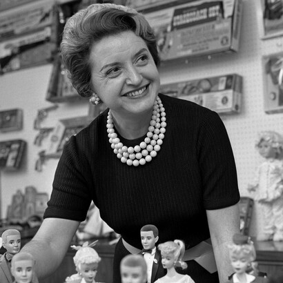 Ruth Handler, executiva da empresa Mattel Toy, posando com coleção de bonecas Barbie, 1961. Analise as contradições presentes na representação feminina na mídia, refletindo sobre os desafios enfrentados pelas mulheres modernas
