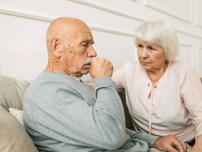 Mujer ayuda a anciano con Alzheimer a sentirse mejor
