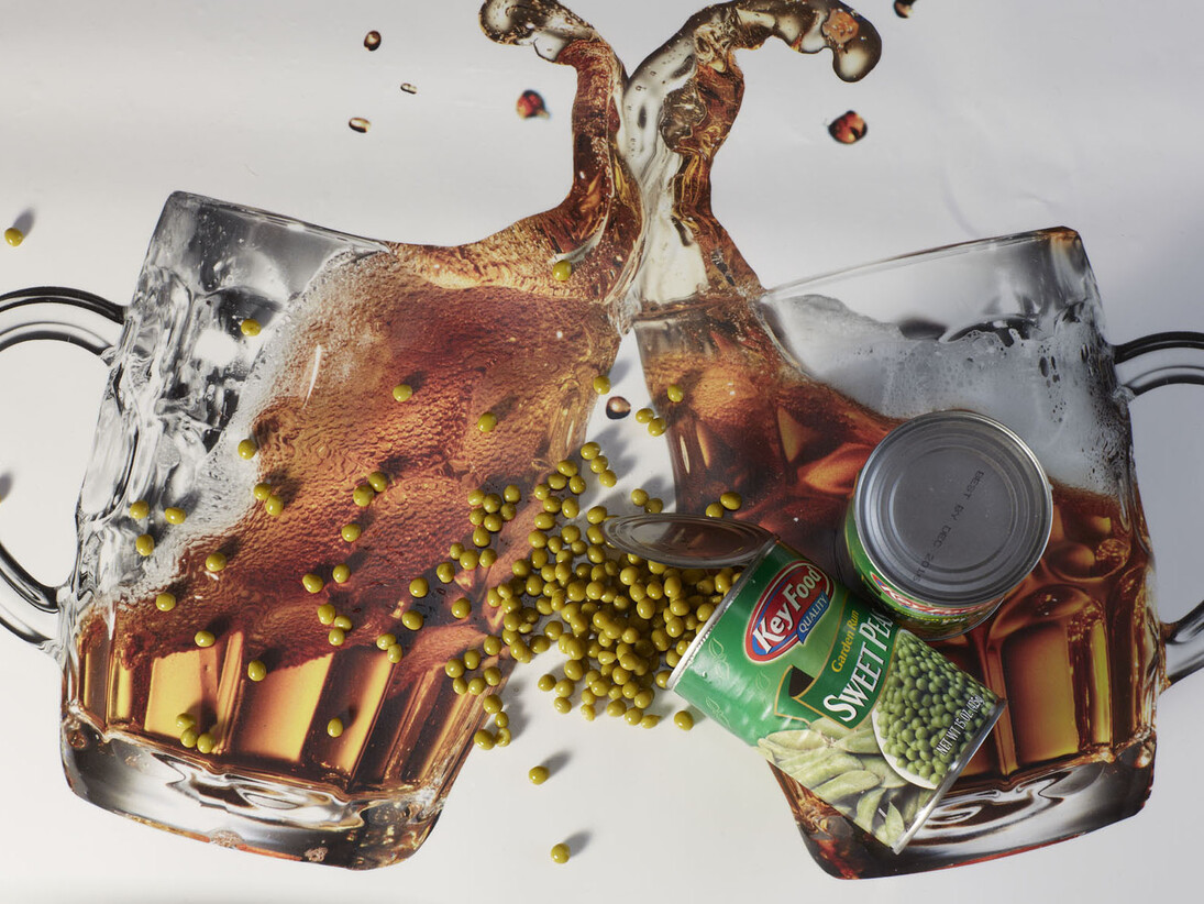 Roe Ethridge, Beer Mugs and Sweet Peas © Roe Ethridge. Courtesy of greengrassi, London