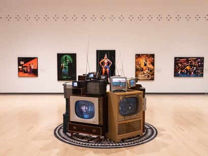 Cara Romero, Panûpünüwügai (Luz viviente), vista de exhibición. Cortesía del Phoenix Art Museum