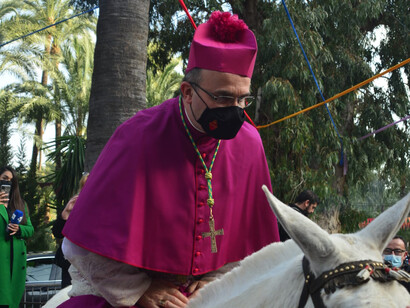 En un documento del siglo XVII, el agustino ecuatoriano Gaspar de Villarroel explica el protocolo de entrada del obispo para tomar posesión de la diócesis y la compara con las entradas reales