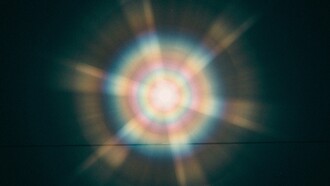 Il concetto di egregore consente di leggere l’intelligenza artificiale come una soggettività collettiva tecnomorfica, alimentata dai flussi globali di dati, linguaggi e immaginari