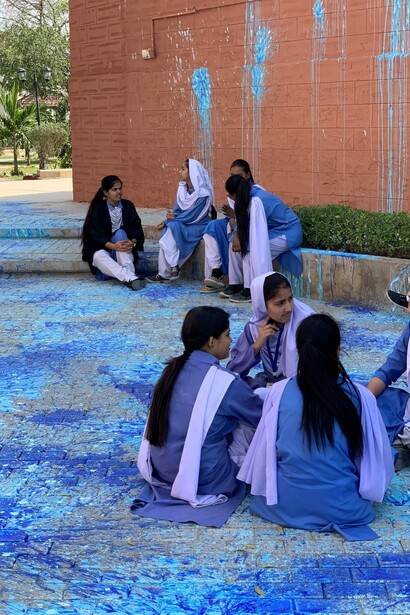Imran Qureshi, Out of Blue, 2020. Installazione site specific  creata in collaborazione con la Zindagi Trust Foundation e Shehzad Roy per sostenere la Khatoo-i-Pakistan Government Girls School. Courtesy of the artist