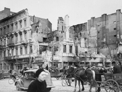 Danos em Varsóvia após a invasão alemã da Polônia em setembro de 1939. Em 29-30/9/1938, no Acordo de Munique, “4 Magníficos” (Adolf Hitler pela Alemanha, Neville Chamberlain pela Grã-Bretanha, Édouard Daladier pela da França e Benito Mussolini pela Itália), aceitaram a anexação de parte da Checoslováquia, que não foi convidada para a conferência. Foi a política de “apaziguamento” e “A paz para o nosso tempo”, segundo Neville Chamberlain