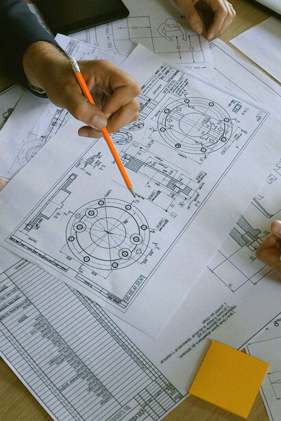 Sus trabajos arquitectónicos eran reconocibles, formas orgánicas con fluidez, líneas sensuales, y por el uso de materiales dúctiles a los que les incorporaba los avances tecnológico