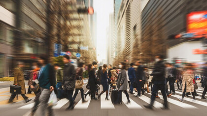 Perché continuiamo questa parvenza di vita senza alcun moto di ribellione?