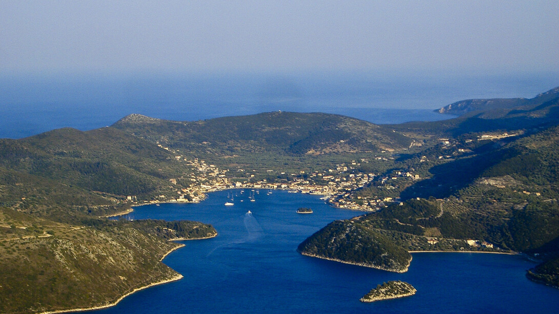 Ítaca, ilha grega. Sobre o livro: dividido nas partes “Sempre”, “Antes”, “Durante”, “Depois”, “Além” e “Agora”, o volume, já no grupo de abertura – “Sempre” –, ao falar de amor, anuncia o sofrimento como matéria de poesia. Seu poema inicial, “Balada para a amarga Margot”, invoca a musa contraditória e o pranto do sujeito lírico, constituindo-se como abertura da odisseia do outro e do eu