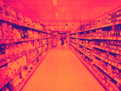En eso estamos mientras la cajera del supermercado está pasando los artículos para registrarlos en la cuenta, cuando siento una mirada penetrante