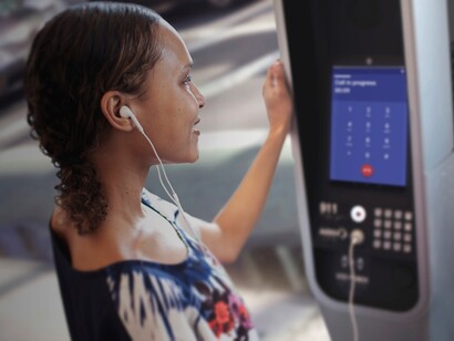 Nueva York. Una chica conecta su teléfono móvil en un terminal callejero