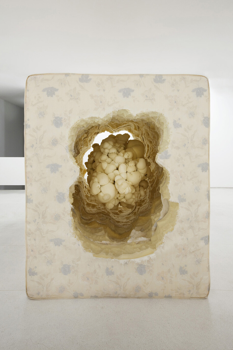 Henrique Oliveira, Condensation, 2012, Matelas / Mattresses, 198 x 158 x 200 cm / 78 x 62 1/4 x 78 3/4 in. Pièce unique / Unique piece, Courtesy Galerie GP & N Vallois, Paris, Photo : Everton Ballardin
