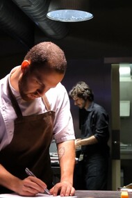 La trayectoria de Erich Eichstetter refleja cómo la gastronomía contemporánea puede cruzarse con la innovación, la tecnología y la comunicación para construir un proyecto profesional diverso y en constante evolución
