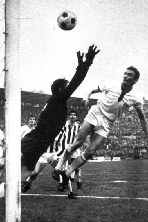 La sua carriera è stata purtroppo segnata da numerosi infortuni, ma la sua determinazione e il suo spirito combattivo hanno sempre ispirato tifosi e compagni di squadra