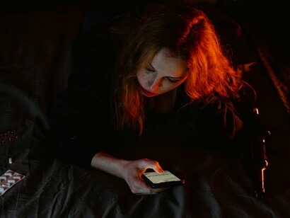 Mulher se deprime com redes sociais. Atualmente, a cada sessão iniciada em nossas redes sociais obtemos um sem-fim de modelos. Estes podem até estar relacionados com temáticas que nos interessam, mas usualmente são integrantes de contextos muito mais amplos do que os tradicionalmente utilizados como fontes de comparações sociais