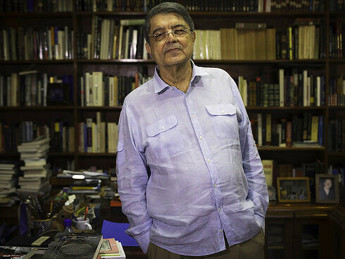 Sergio Ramírez Mercado en su estudio
